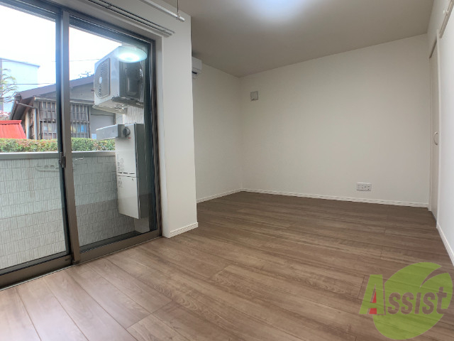 居室・リビング　広くきれいなリビングは明るい光も良く差します。