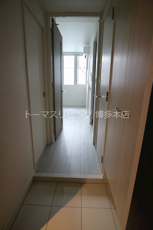 玄関　※別号室の参考写真になります。