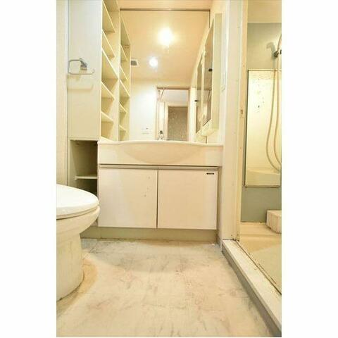 洗面設備　独立洗面台です