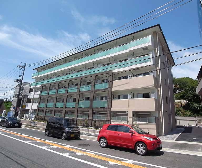 建物外観　六地蔵に完成した大型マンションです。