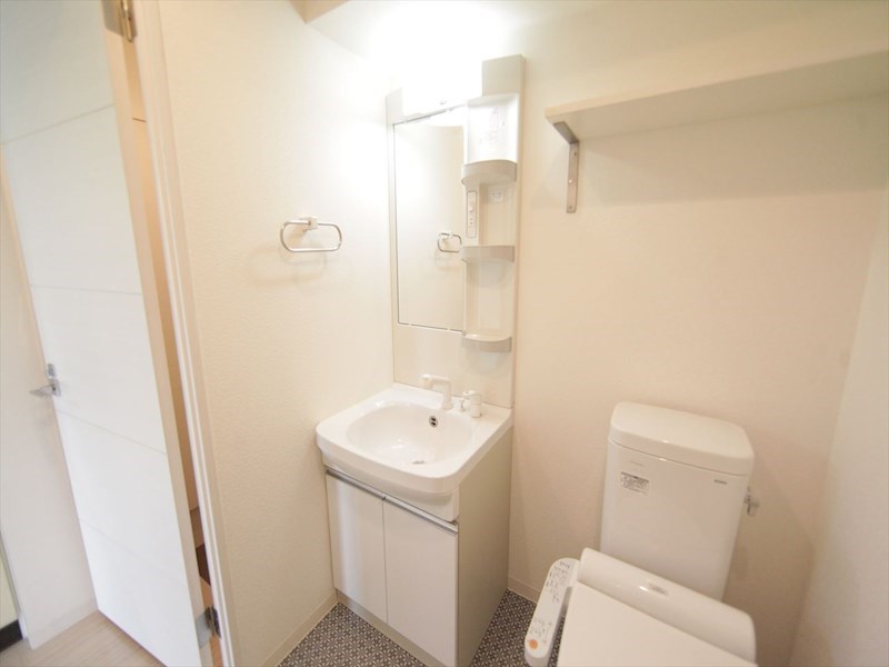 洗面設備　脱衣所　独立洗面台（シャンプードレッサー付）収納スペース有