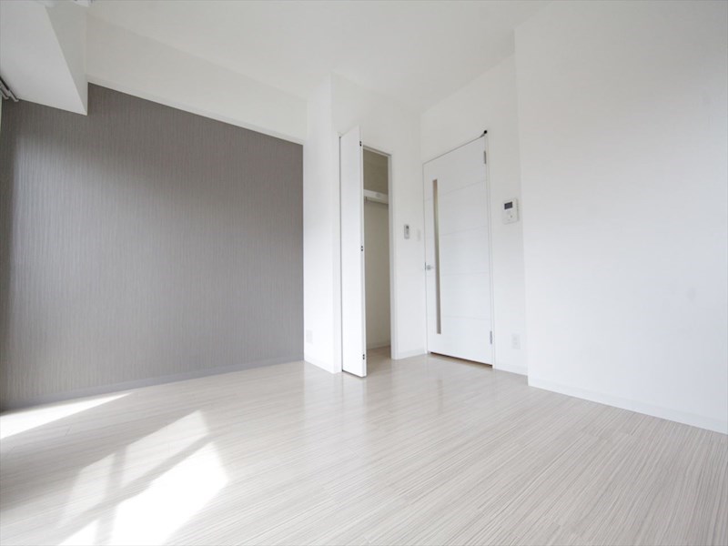 居室・リビング　洋室8帖　2面採光　クローゼット付（収納充実してます）