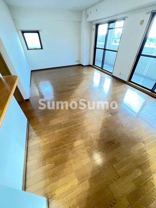 居室・リビング　こちらのリビングで趣味の時間をお楽しみください