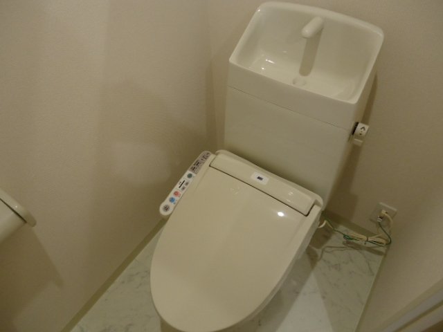 トイレ　温水洗浄機能付き暖房便座