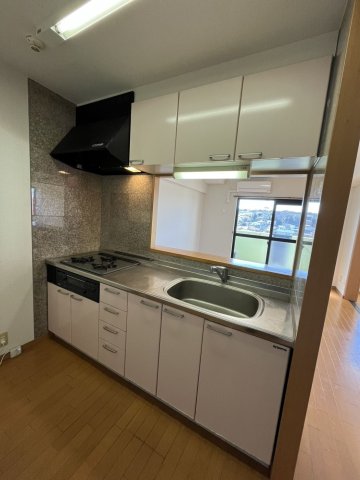 キッチン　3口コンロ・グリル付きの使いやすいシステムキッチンです♪
