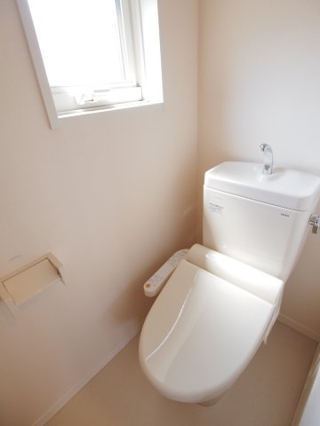 トイレ　落ち着いた色調のトイレです