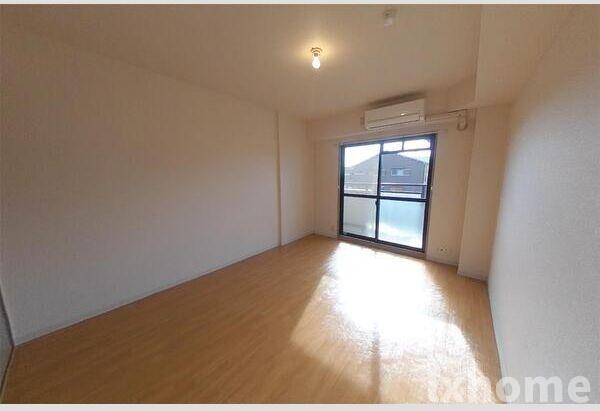 居室・リビング　こちらのリビングで趣味の時間をお楽しみください