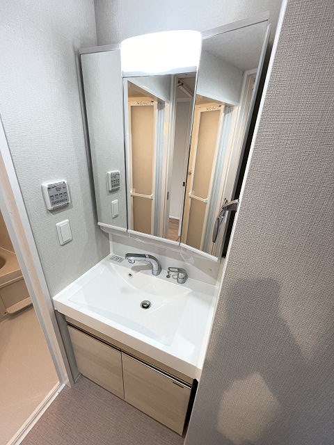 洗面設備　ゆったりとスペースのある洗面所