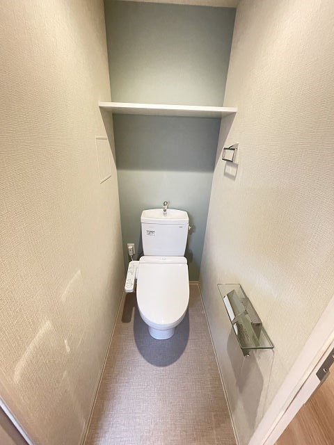 トイレ　落ち着いた色調のトイレです
