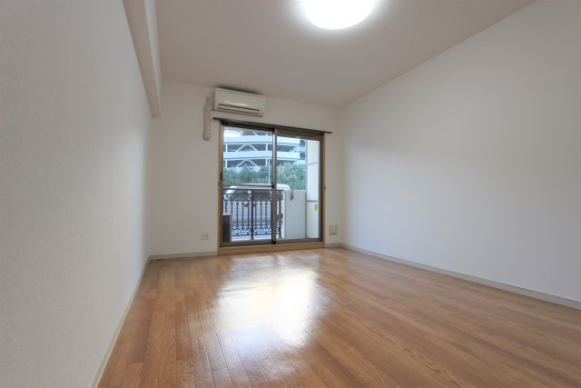 居室・リビング　別号室の写真です（反転）