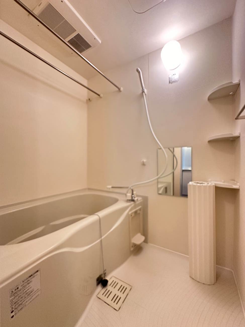 バス・シャワールーム　浴室暖房乾燥機＆物干しバー付きバスルーム！外に干せないお洗濯