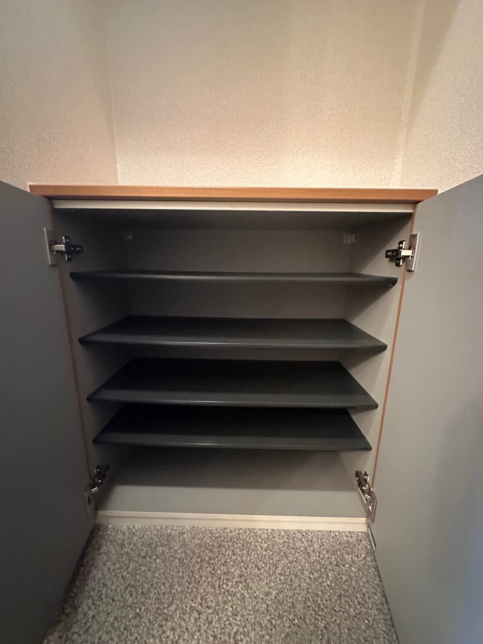 玄関　玄関には上下タイプのシューズボックス付き！間のスペースは飾り