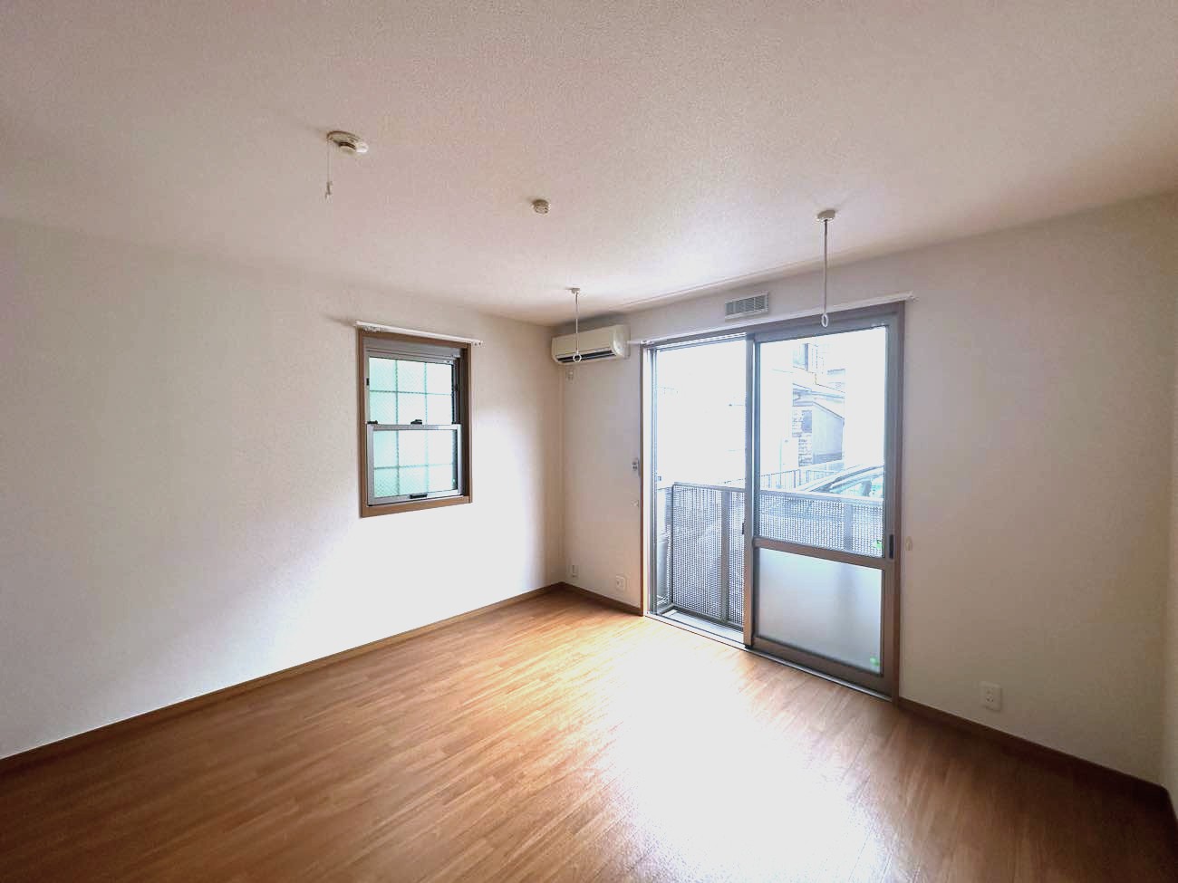 居室・リビング　南西向き洋室8.3帖☆バルコニーに繋がる角部屋二面採光のお部