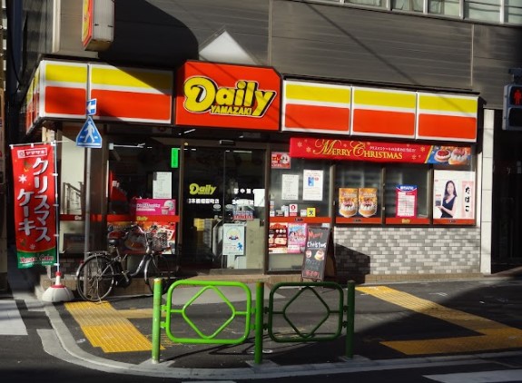 コンビニ　デイリーヤマザキ日本橋堀留町店（コンビニ）まで214m