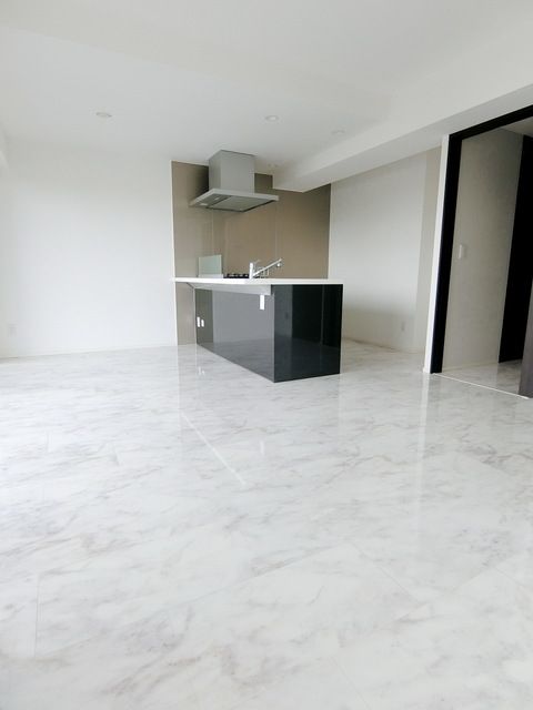 居室・リビング　☆高級感あふれる大理石調の床のリビングです☆