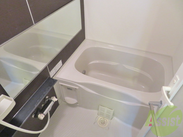 バス・シャワールーム　バスルームはこちらです。広々としてゆったり休めます。