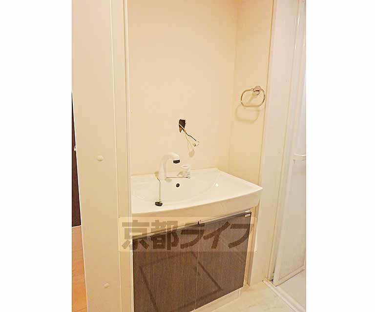 洗面設備　コンパクトな洗面台です