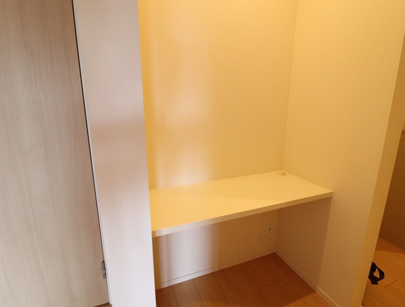 その他設備　備え付けのデスクスペースあり！※別部屋の参考写真です