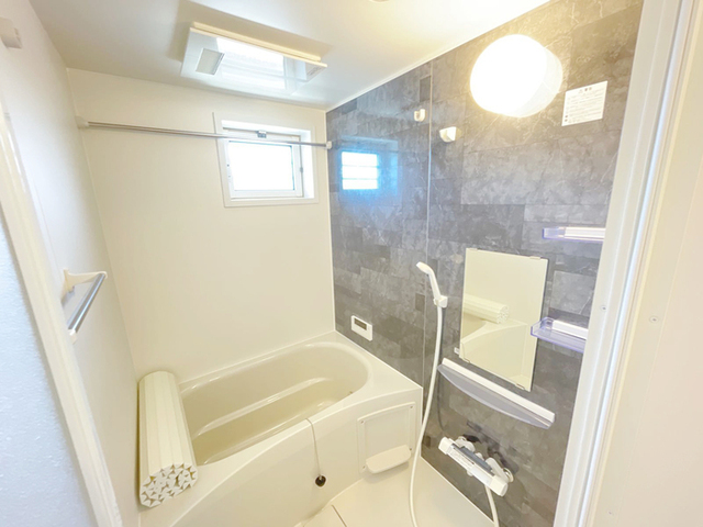 バス・シャワールーム　浴室換気乾燥機付きの浴槽です。