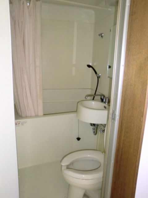 バス・シャワールーム　トイレとお風呂が同居したユニットバス。