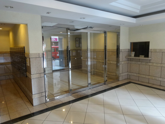 エントランス　防犯カメラも設置