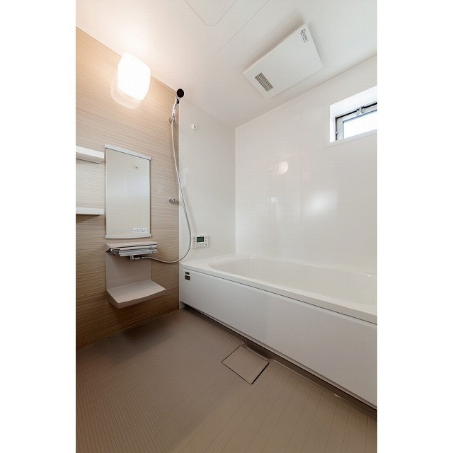 バス・シャワールーム　追焚機能・浴室乾燥機つき　※イメージ