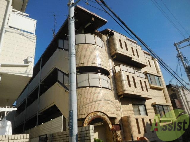 建物外観　コンクリートでしっかりした建物です