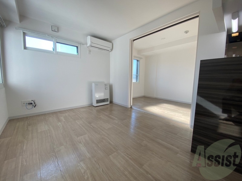 居室・リビング　リビングは白を基調としていて明るい印象ですね！