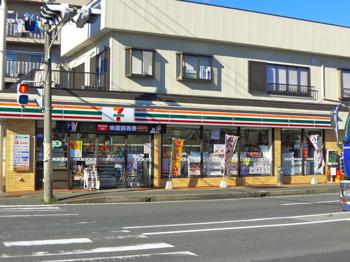コンビニ　セブンイレブン（コンビニ）まで686m