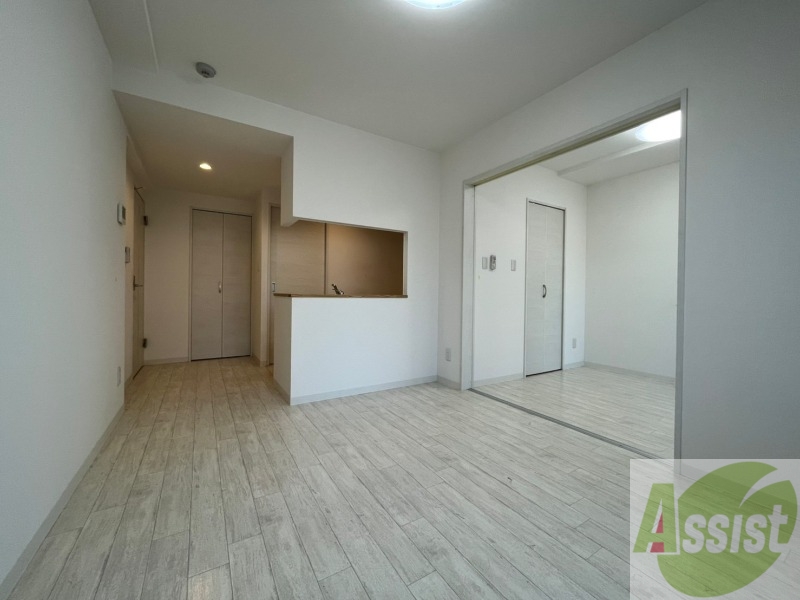 居室・リビング　フローリングと壁のカラーが明るい雰囲気ですね！