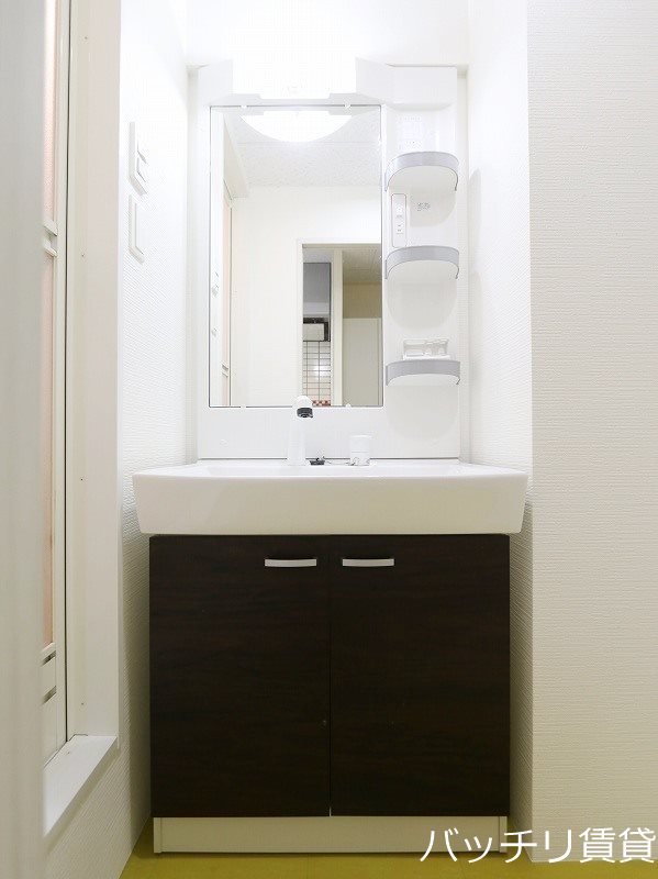 洗面設備　類似写真使用のため、現状を優先致します。