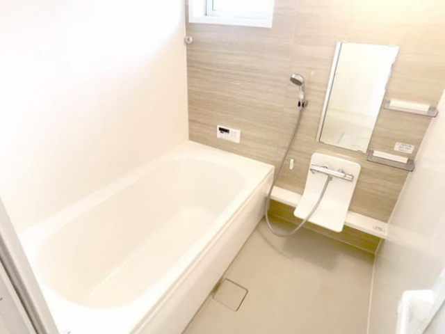 バス・シャワールーム　浴室換気乾燥機付き一坪タイプの浴槽です。