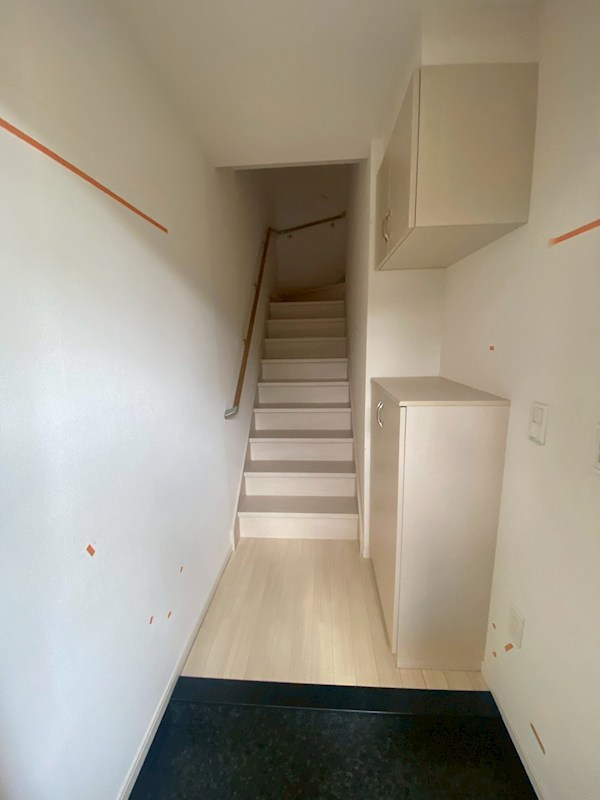 玄関　玄関から階段