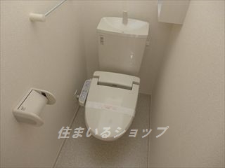 トイレ　シャワートイレ・収納棚あり