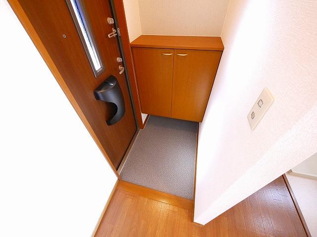 玄関　シューズボックスで靴が整頓できます
