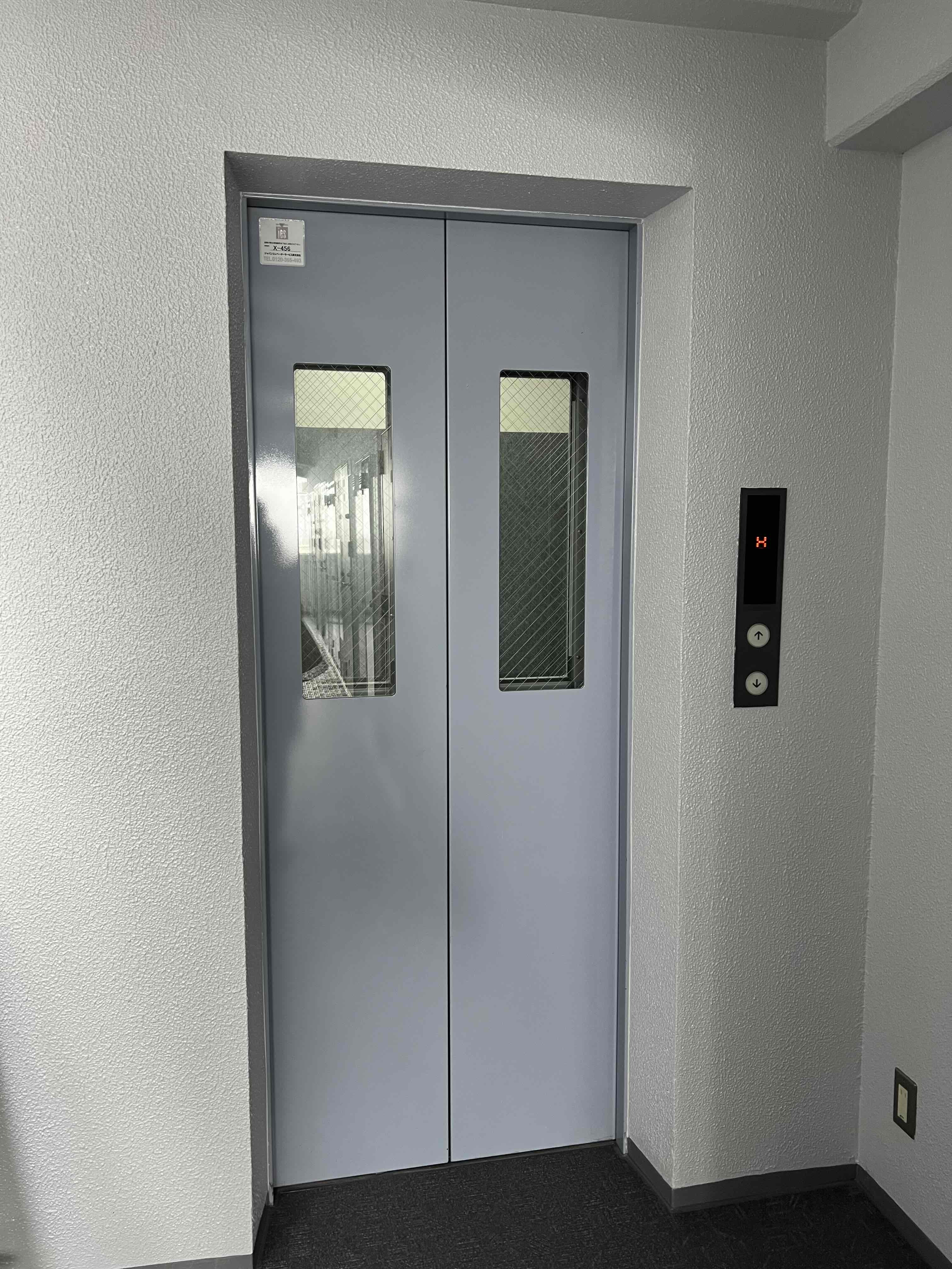 玄関　エレベーター