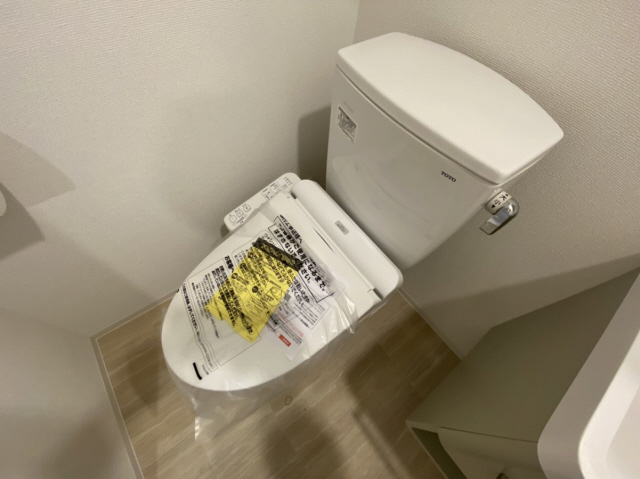 トイレ　落ち着いた色調のトイレです