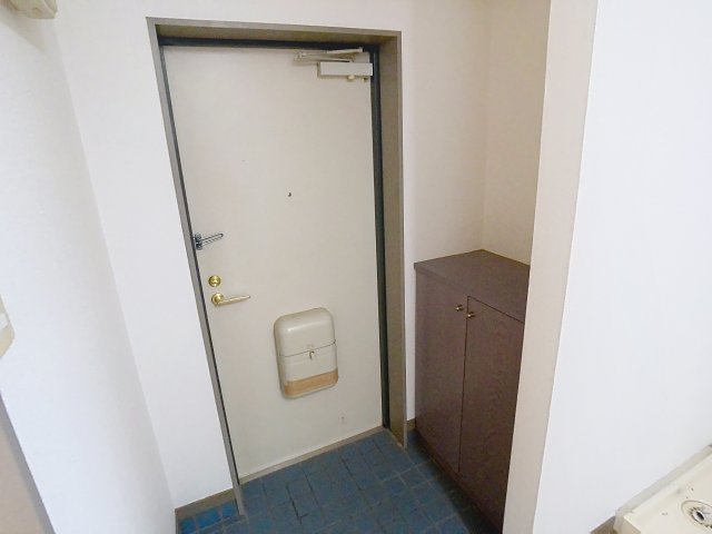 玄関　掲載写真は同型モデルを掲載しており実際のお部屋と仕様等が異な