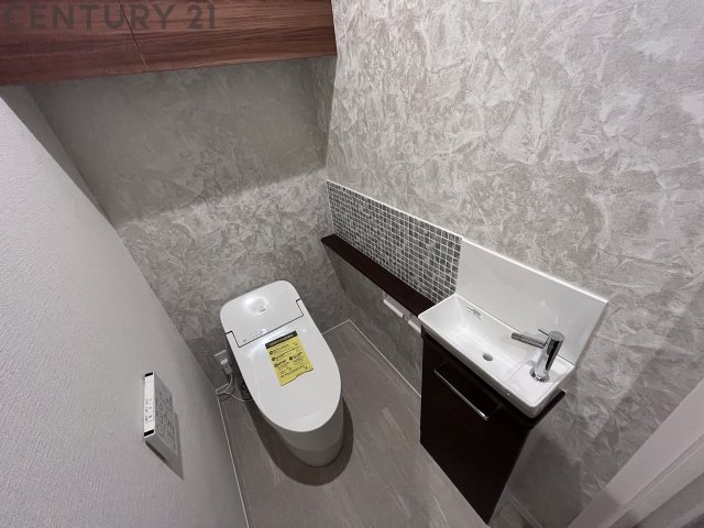トイレ　温水洗浄便座付きのトイレです♪