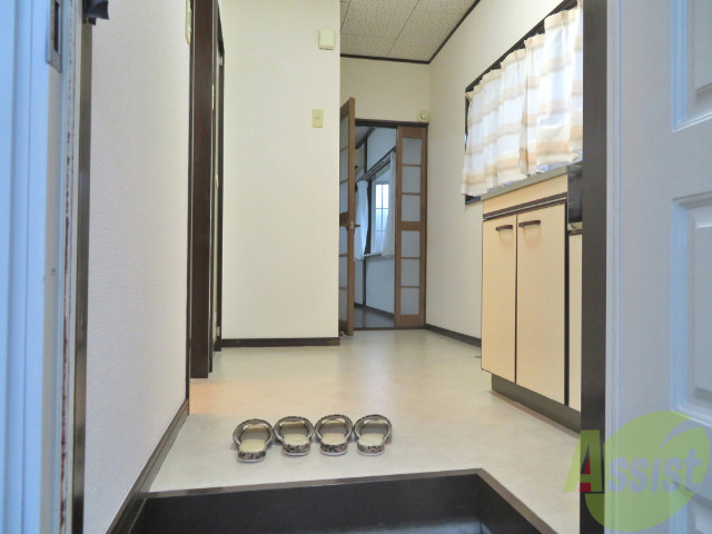 玄関　玄関を入ると左手にお風呂、トイレ、正面がお部屋です
