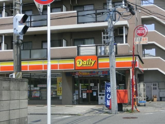 コンビニ　デイリー（コンビニ）まで640m