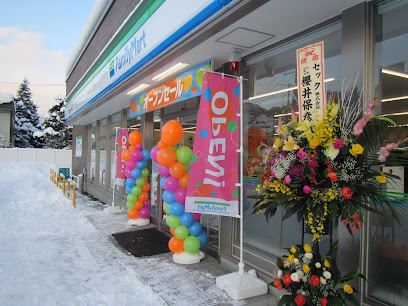 コンビニ　ファミリーマート札幌南14条西17丁目店（コンビニ）まで459m