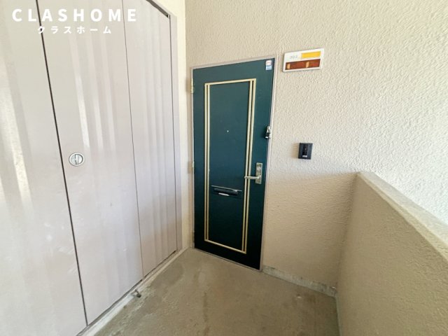 玄関　同物件の別部屋になります。