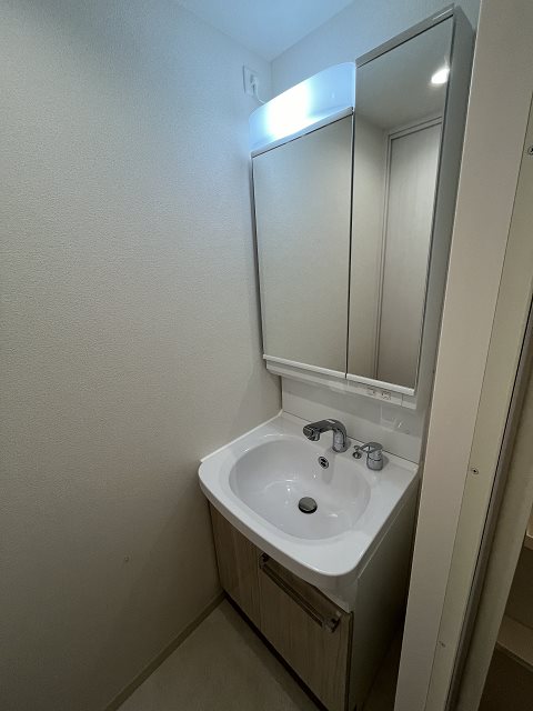洗面設備　明るい洗面所です