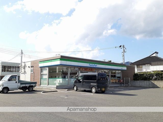 コンビニ　ファミリーマート（コンビニ）まで450m
