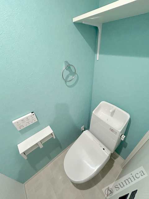 トイレ　人気アイテムの温水洗浄便座。清潔感のあるトイレです。