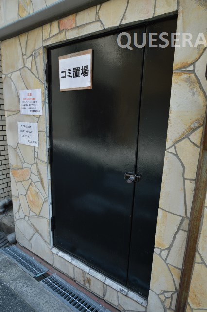 その他共有部分　ゴミ置き場もしっかりドア付きです