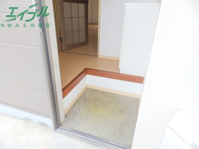 玄関　同タイプ部屋写真です。