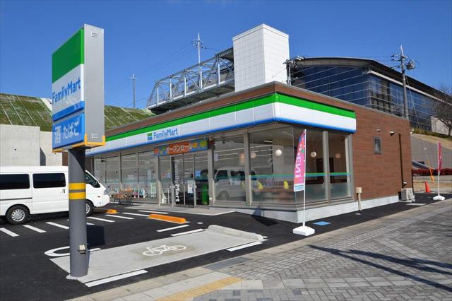 コンビニ　ファミリーマート（コンビニ）まで607m