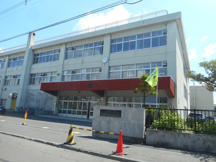 小学校　本郷小学校（小学校）まで768m
